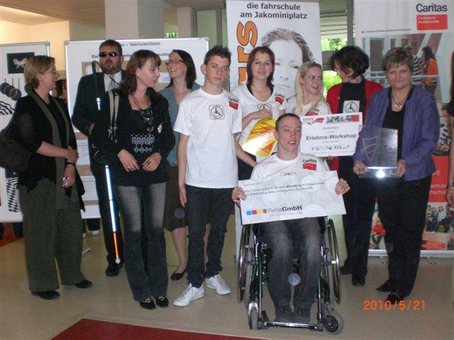 Gruppenfoto bei der Preisverleihung des Ideenwettbewerbs "Help-Award" zum Thema "Barrierefreie Schule".